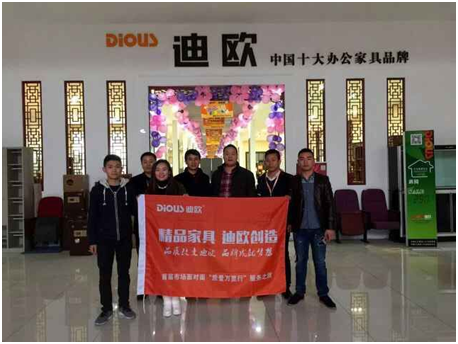 羞羞视频免费在线观看代表与成都站代表合影