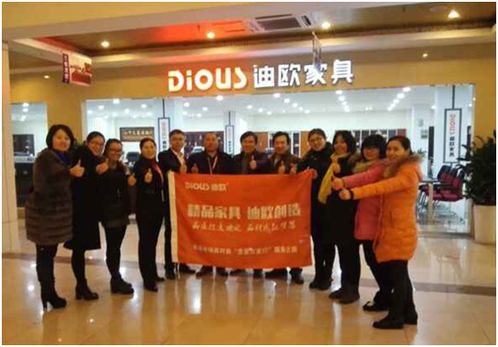 羞羞视频免费在线观看集团代表与蠡口专卖店合影