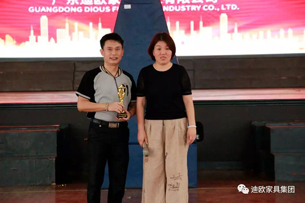 【最佳裁判员-王军&颁奖嘉宾-集团行政副总杨青梅女士】 【最佳裁判员-王军&颁奖嘉宾-集团行政副总杨青梅女士】