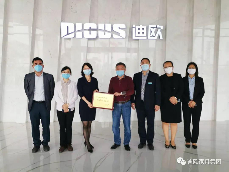 江门市江海区卫生健康局局长唐春女士、副局长杨家慧女士一行为广东羞羞视频免费在线观看家具实业有限公司颁发捐款证书