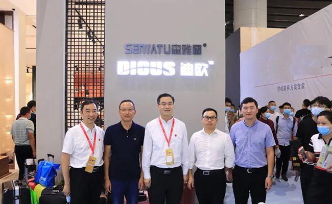 广东省家具协会王克会长、张承志秘书长莅临羞羞视频免费在线观看展馆