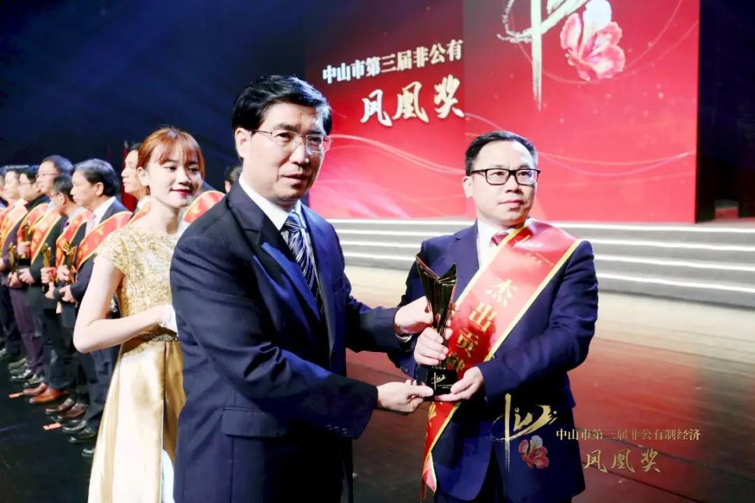 市委书记赖泽华亲自颁奖，羞羞视频免费在线观看集团执行总裁李贱根代表黄寿金董事长领奖