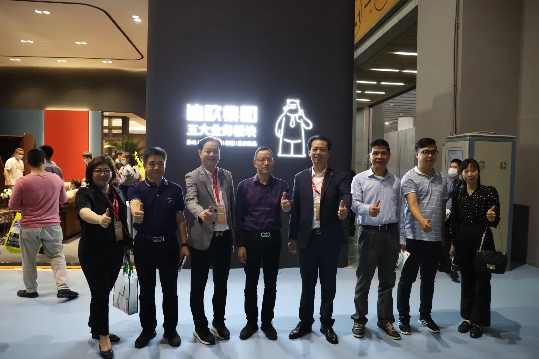 级领导及行业专家莅临羞羞视频免费在线观看集团展位参观指导