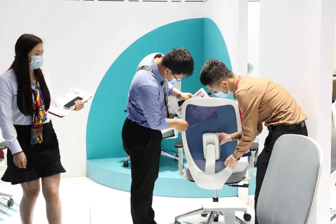 科琦品牌展位，工作人员正为客商展示产品性能