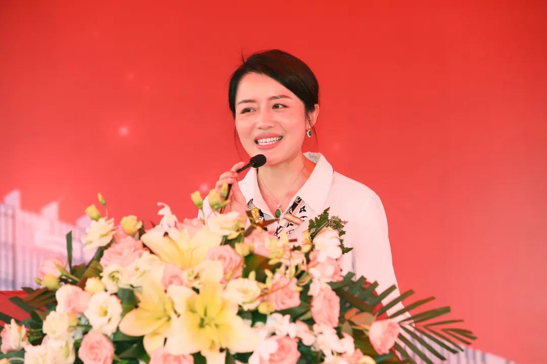 羞羞视频免费在线观看家具集团董事副总裁黄雅悠致辞