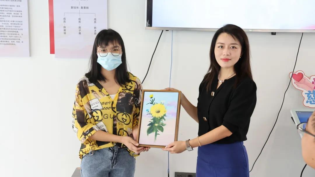 学生代表向羞羞视频免费在线观看家具集团赠送手绘油画作品