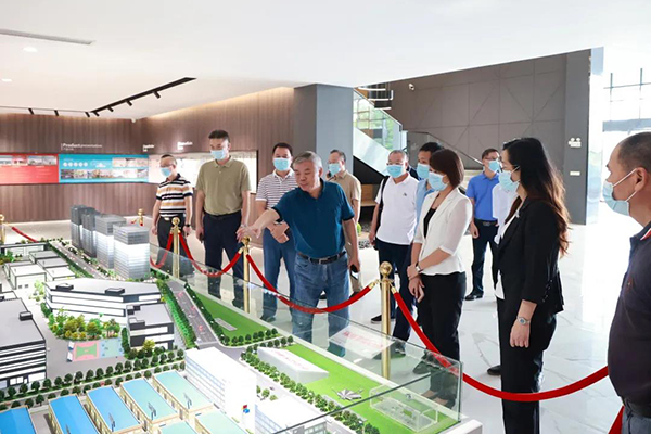 羞羞视频免费在线观看家具集团董事副总裁黄云林为调研组介绍园区建设情况