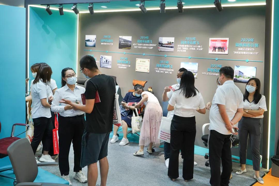 图丨展位现场，目之所及皆是前来咨询的客商，人气指数爆棚